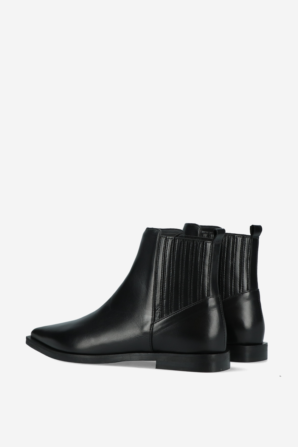 Pointed-toe leather boots