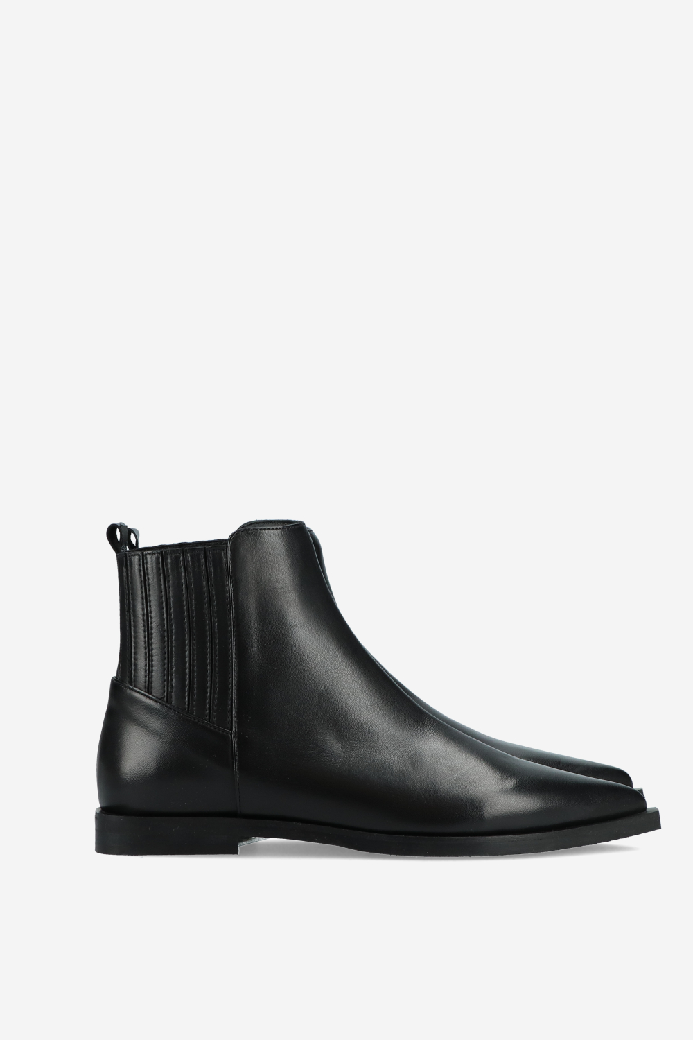 Pointed-toe leather boots