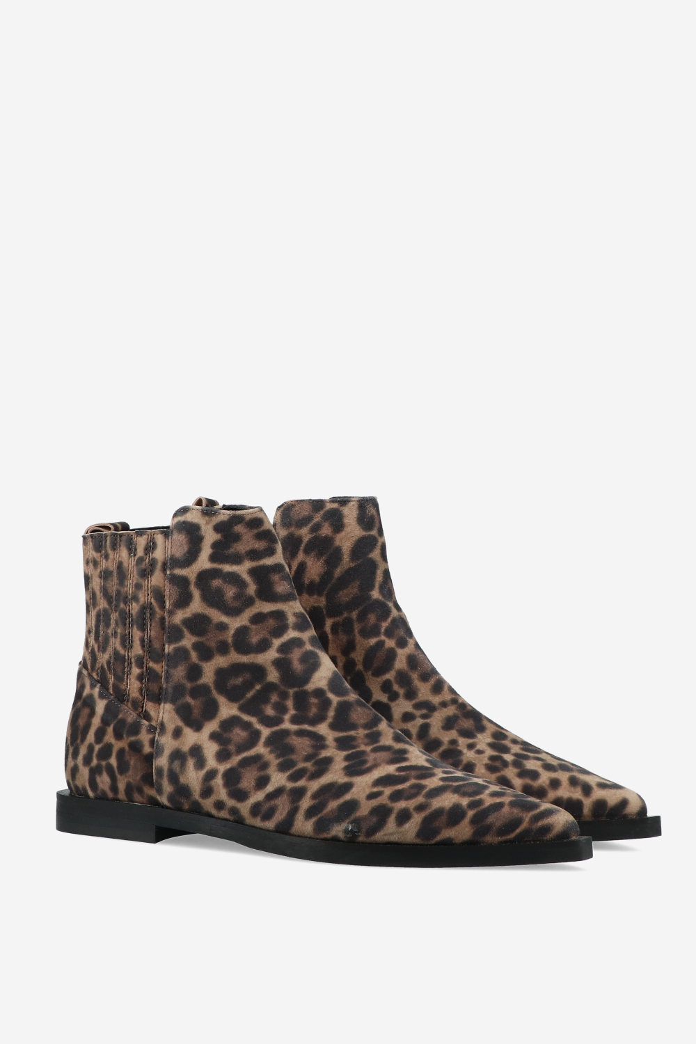 Pointed-toe suede boots