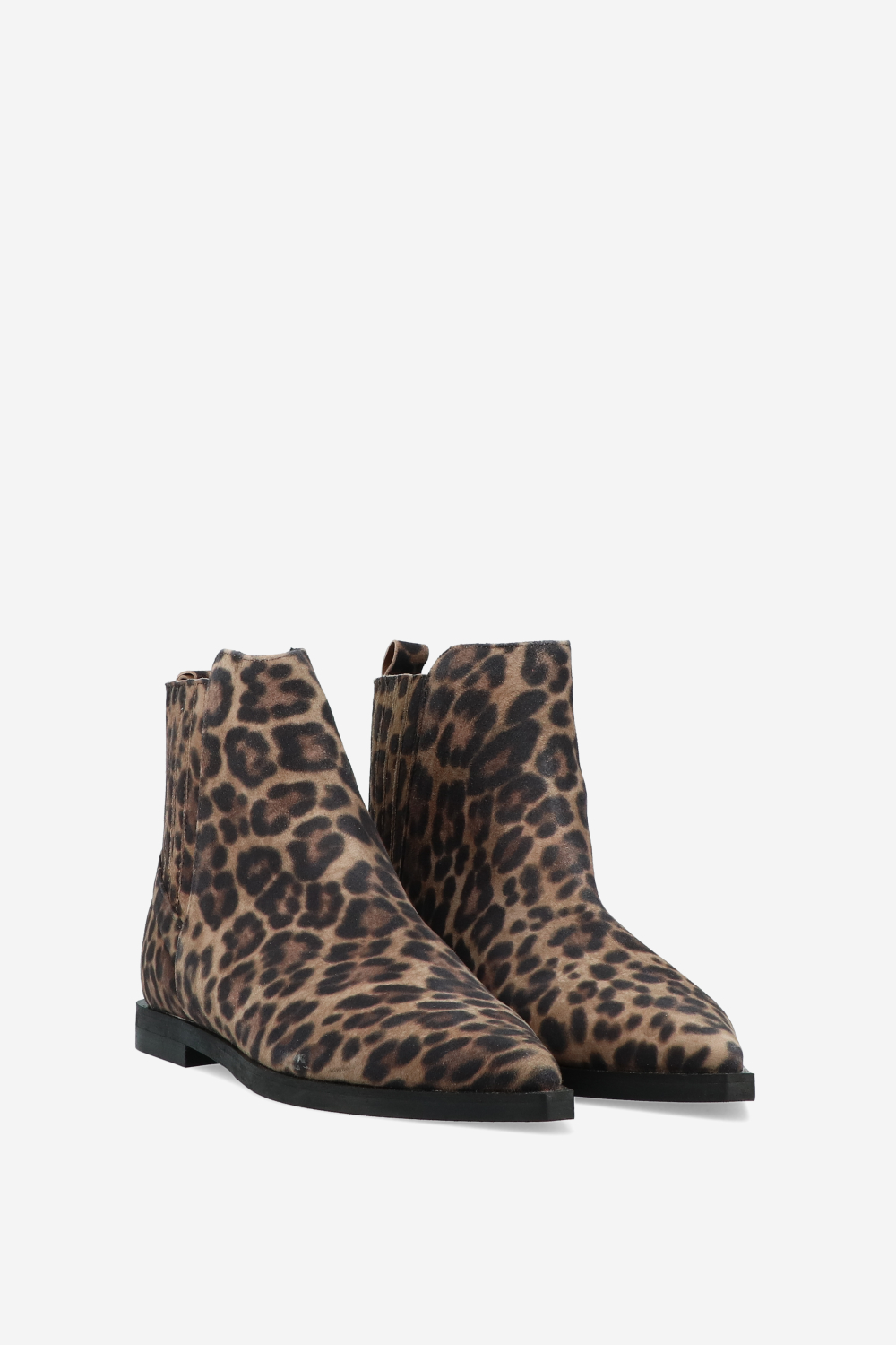 Pointed-toe suede boots