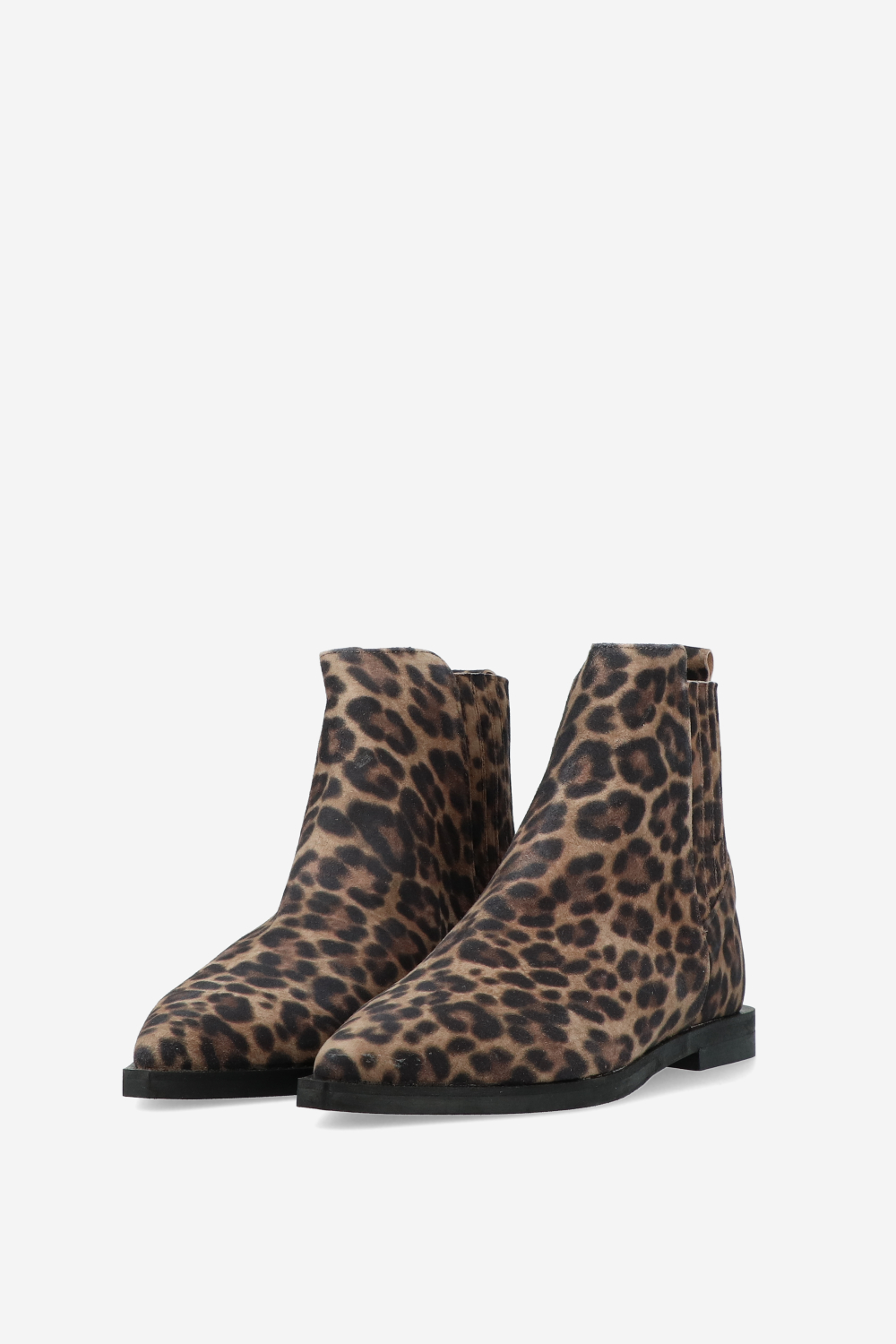 Pointed-toe suede boots