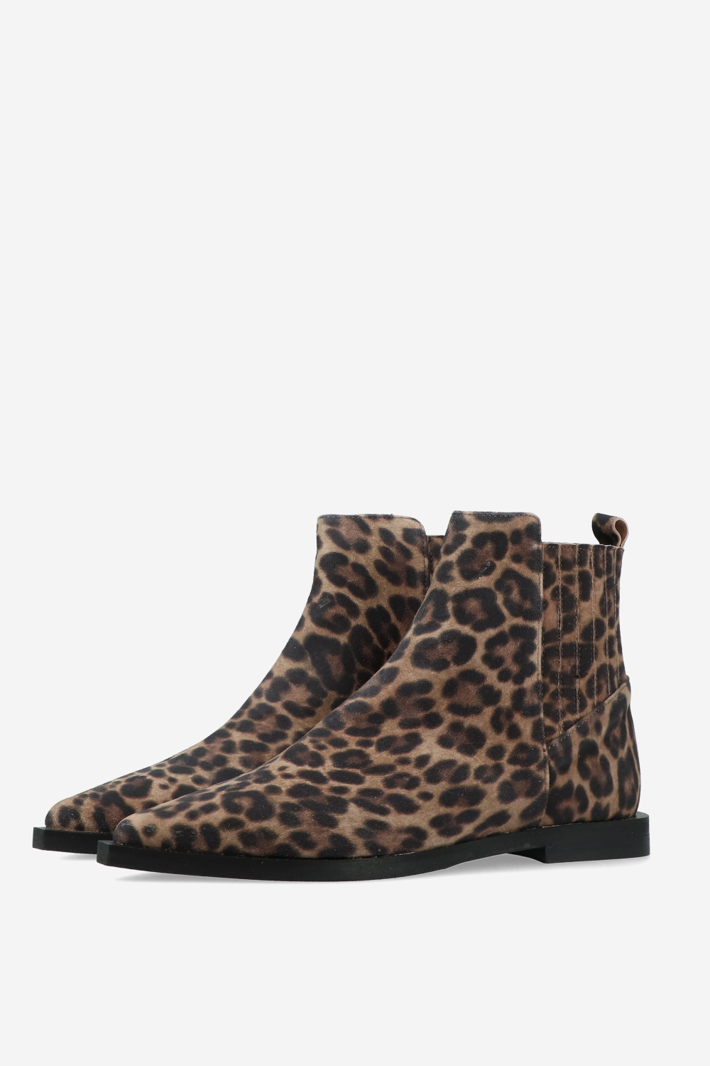 Pointed-toe suede boots