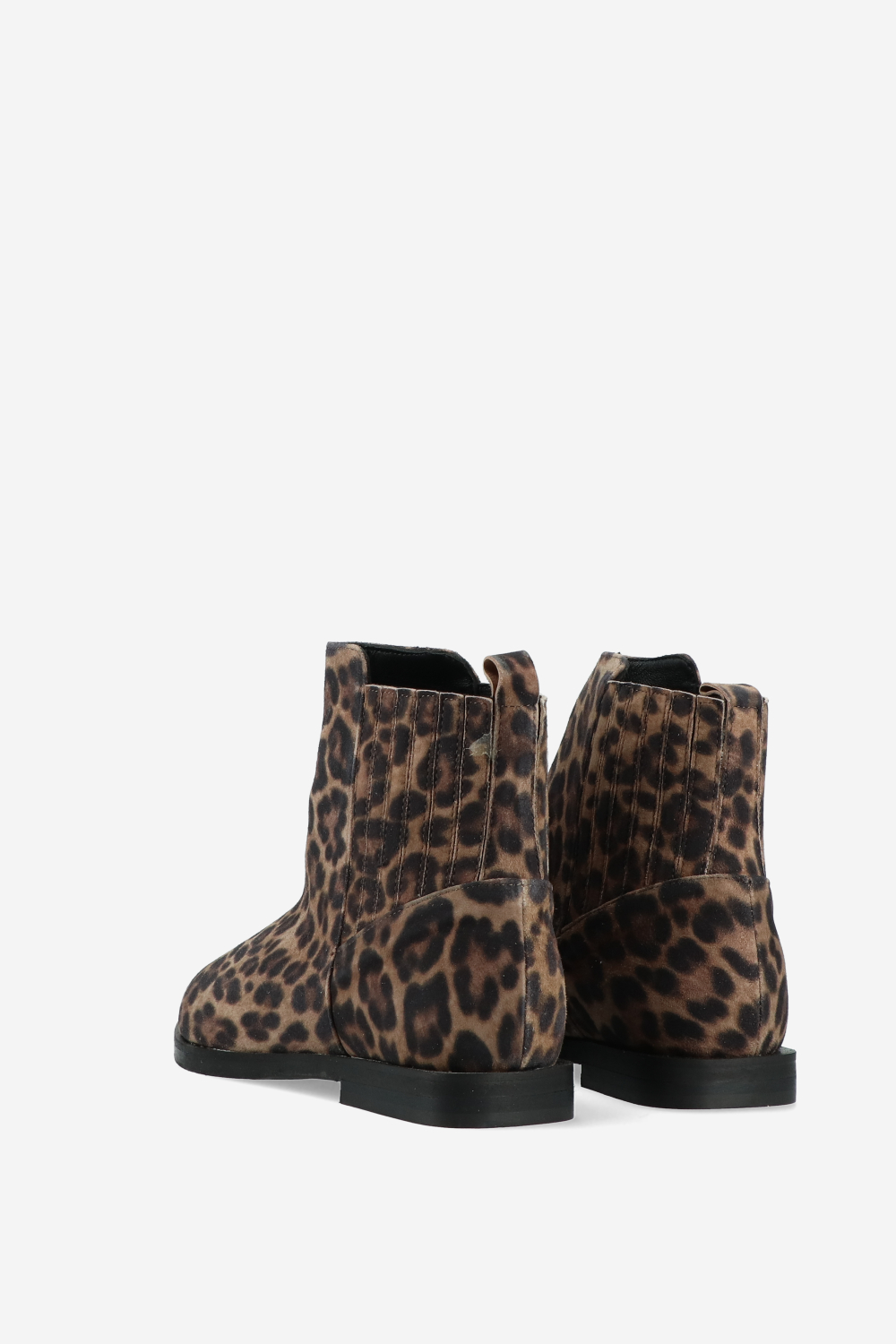 Pointed-toe suede boots