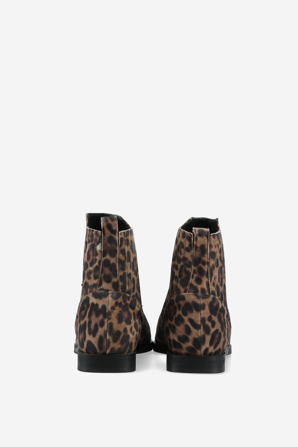 Pointed-toe suede boots