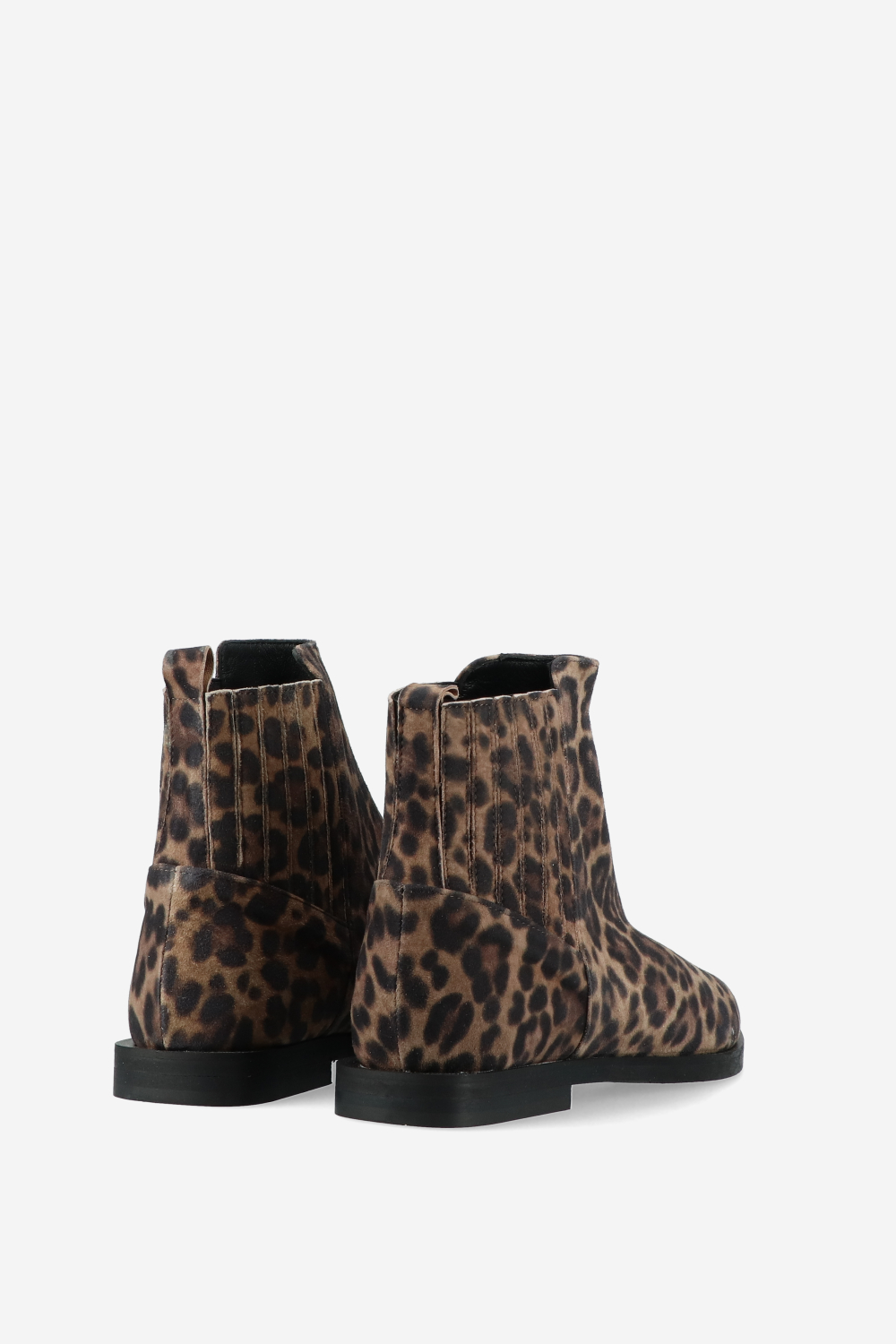 Pointed-toe suede boots