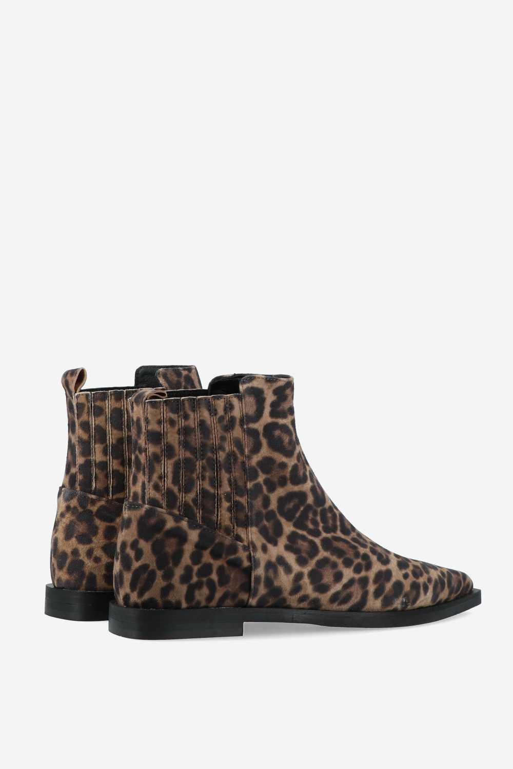 Pointed-toe suede boots