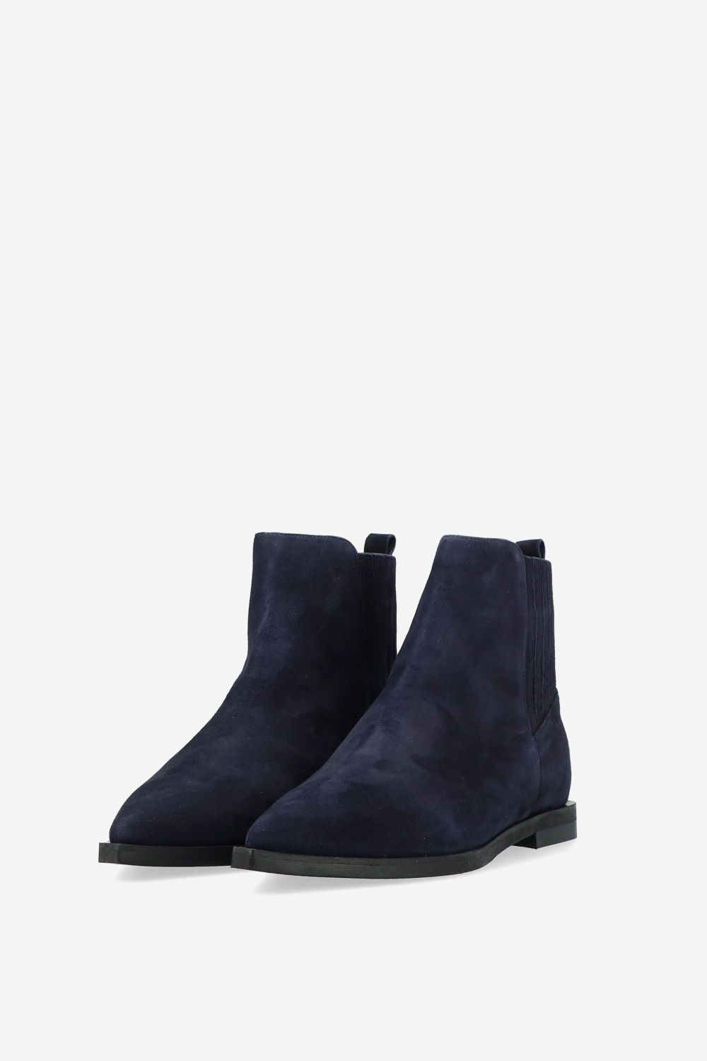 Pointed-toe suede boots