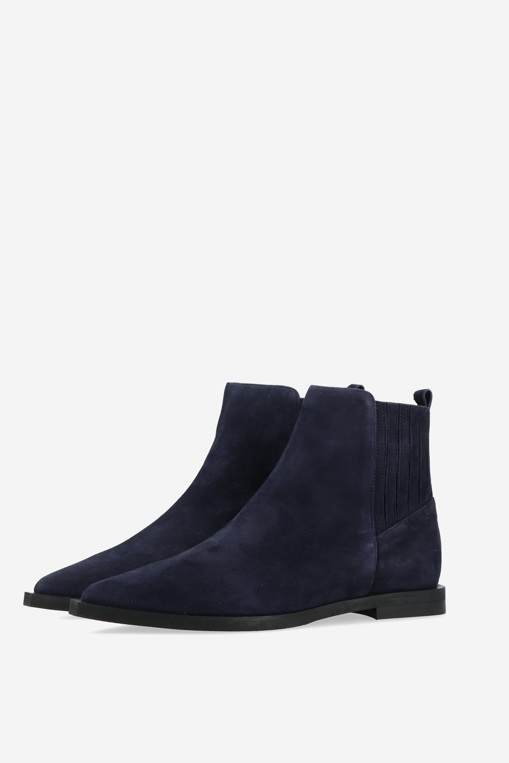 Pointed-toe suede boots