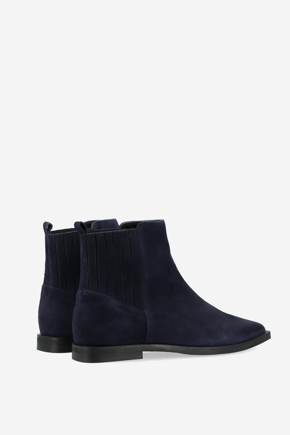 Pointed-toe suede boots