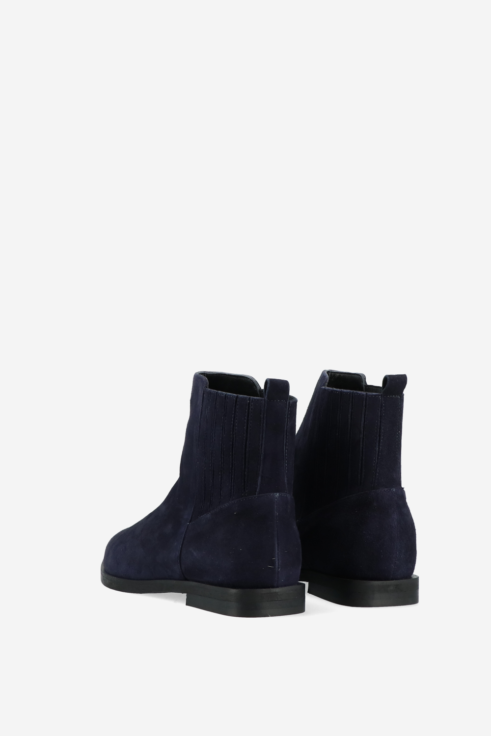 Pointed-toe suede boots