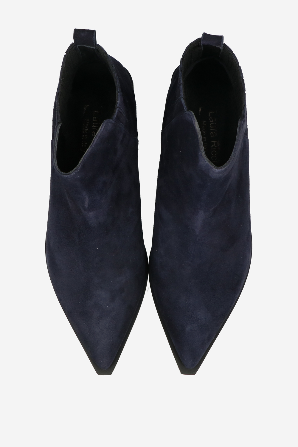 Pointed-toe suede boots