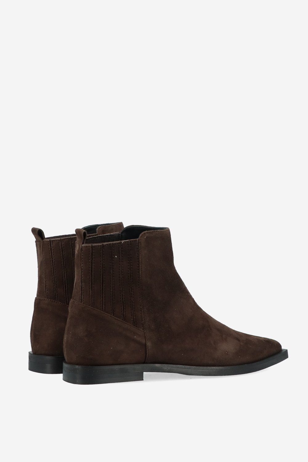 Pointed-toe suede boots