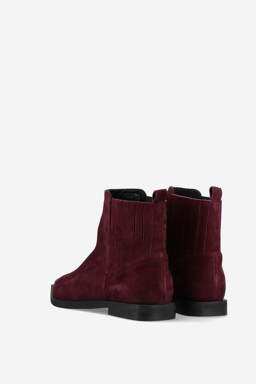 Pointed-toe suede boots