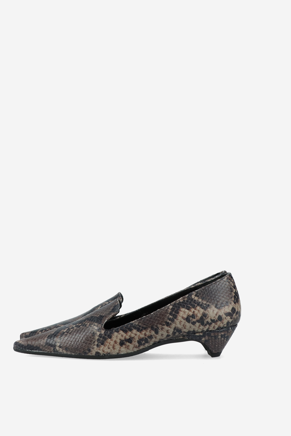 Pointed-toe leather pumps