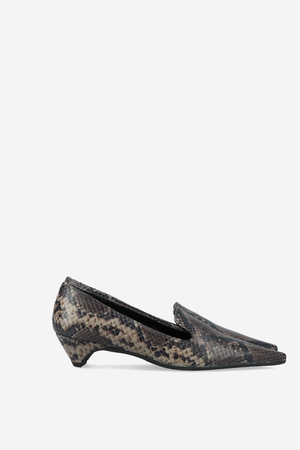 Pointed-toe leather pumps