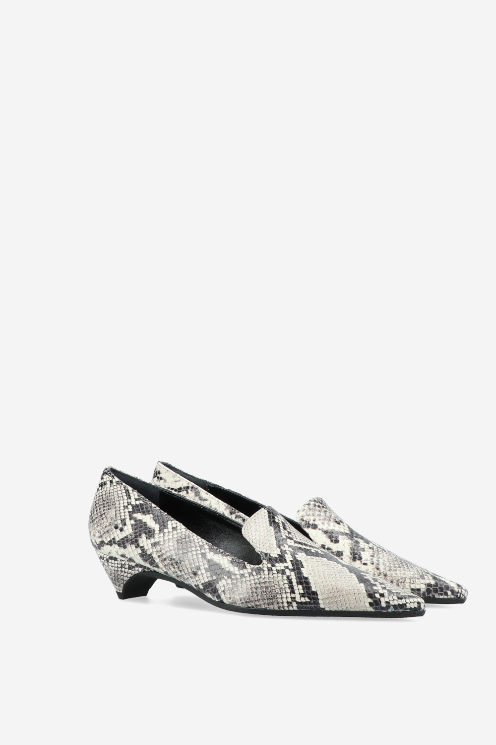 Pointed-toe leather pumps