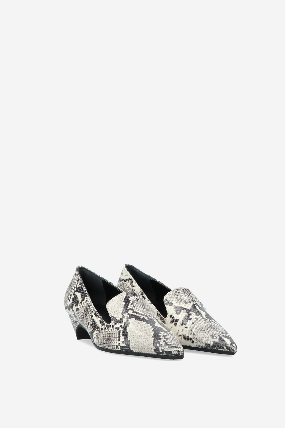 Pointed-toe leather pumps