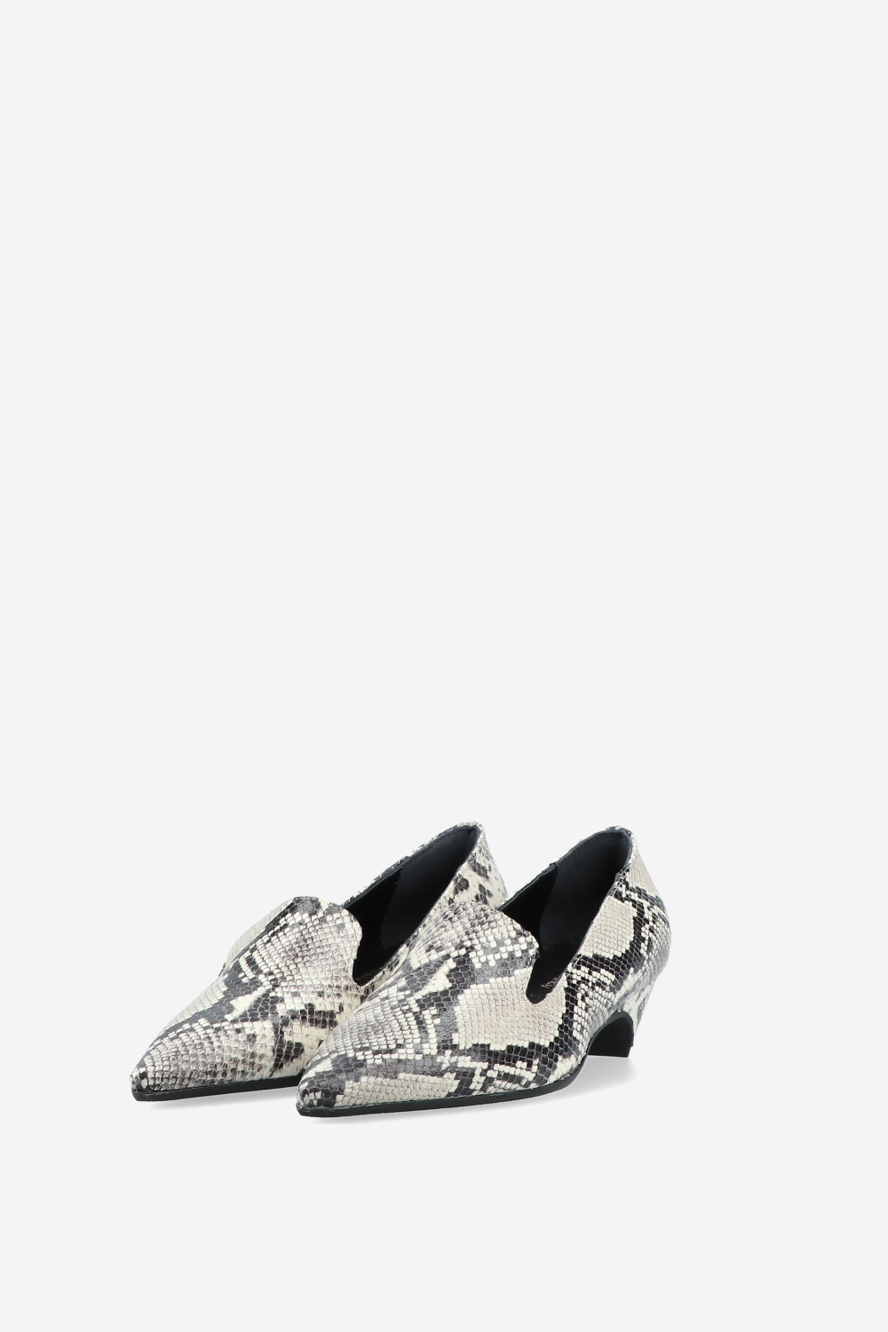 Pointed-toe leather pumps