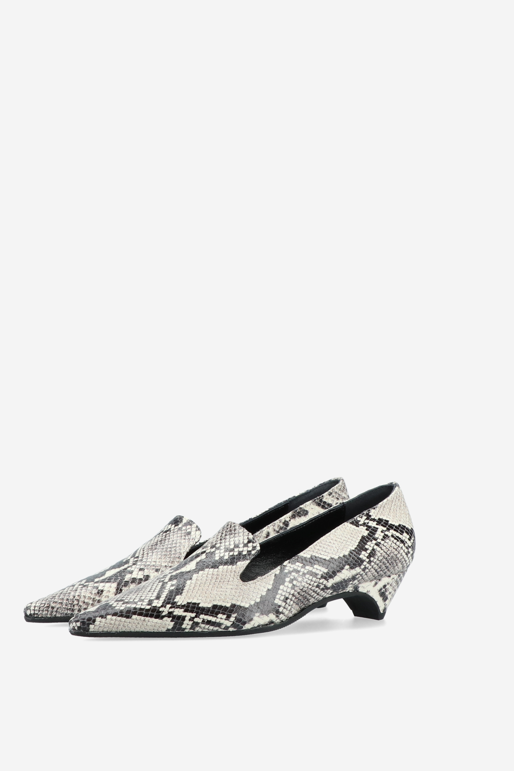 Pointed-toe leather pumps