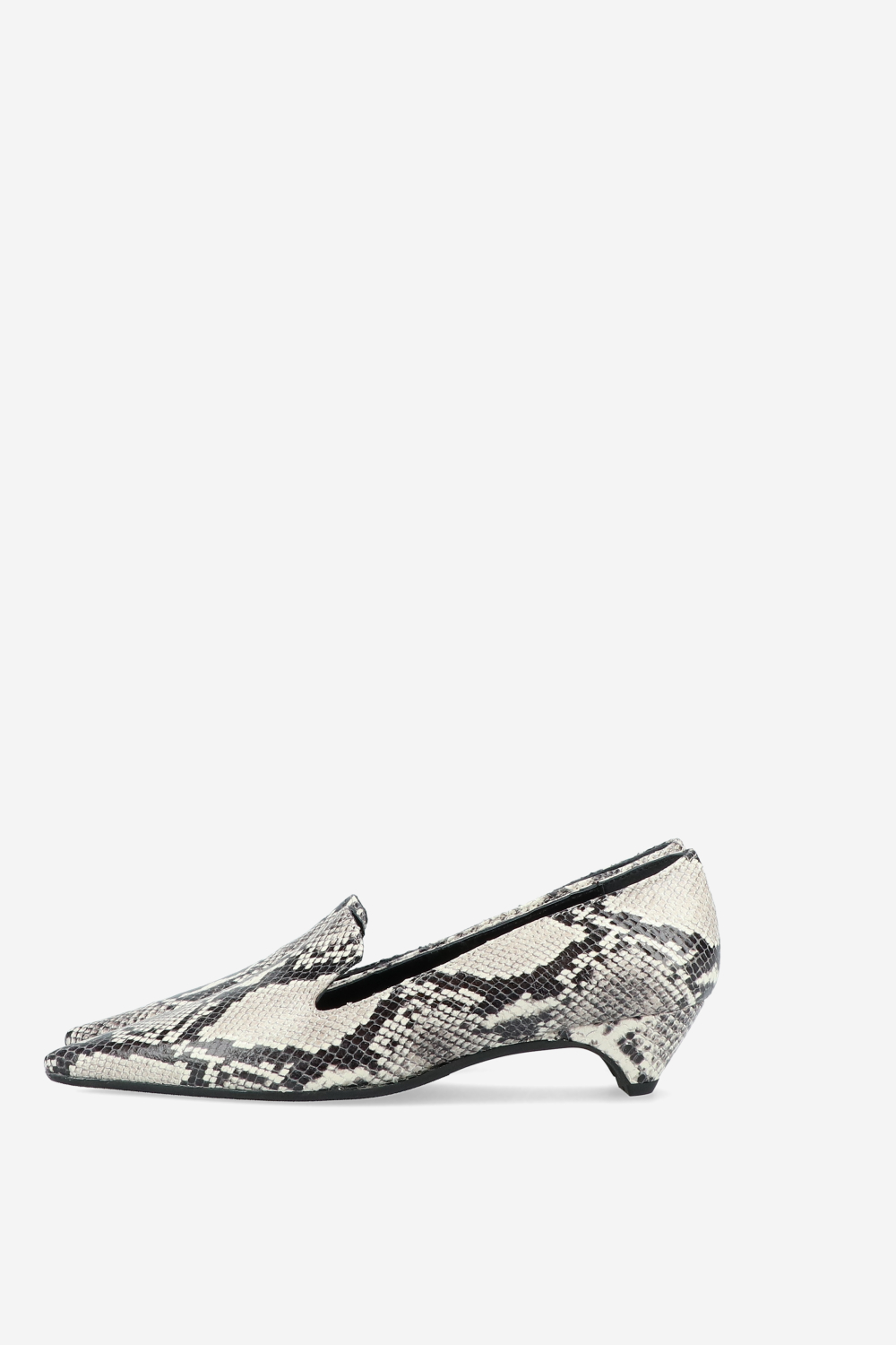 Pointed-toe leather pumps