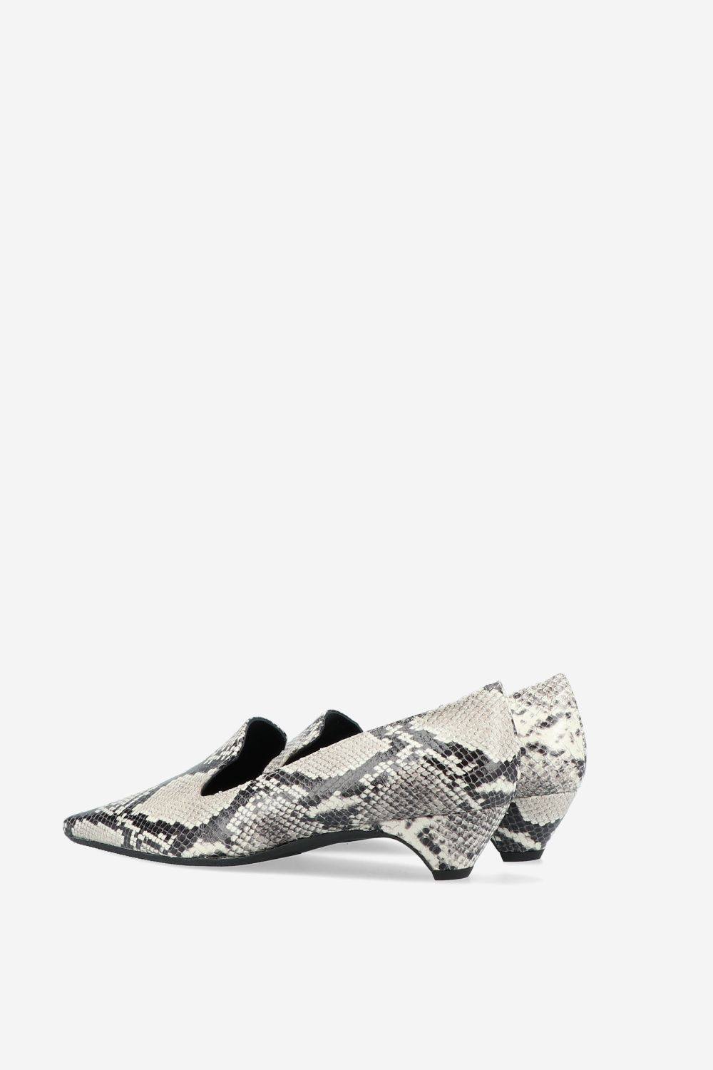 Pointed-toe leather pumps