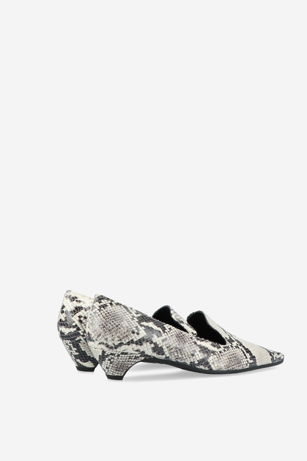 Pointed-toe leather pumps