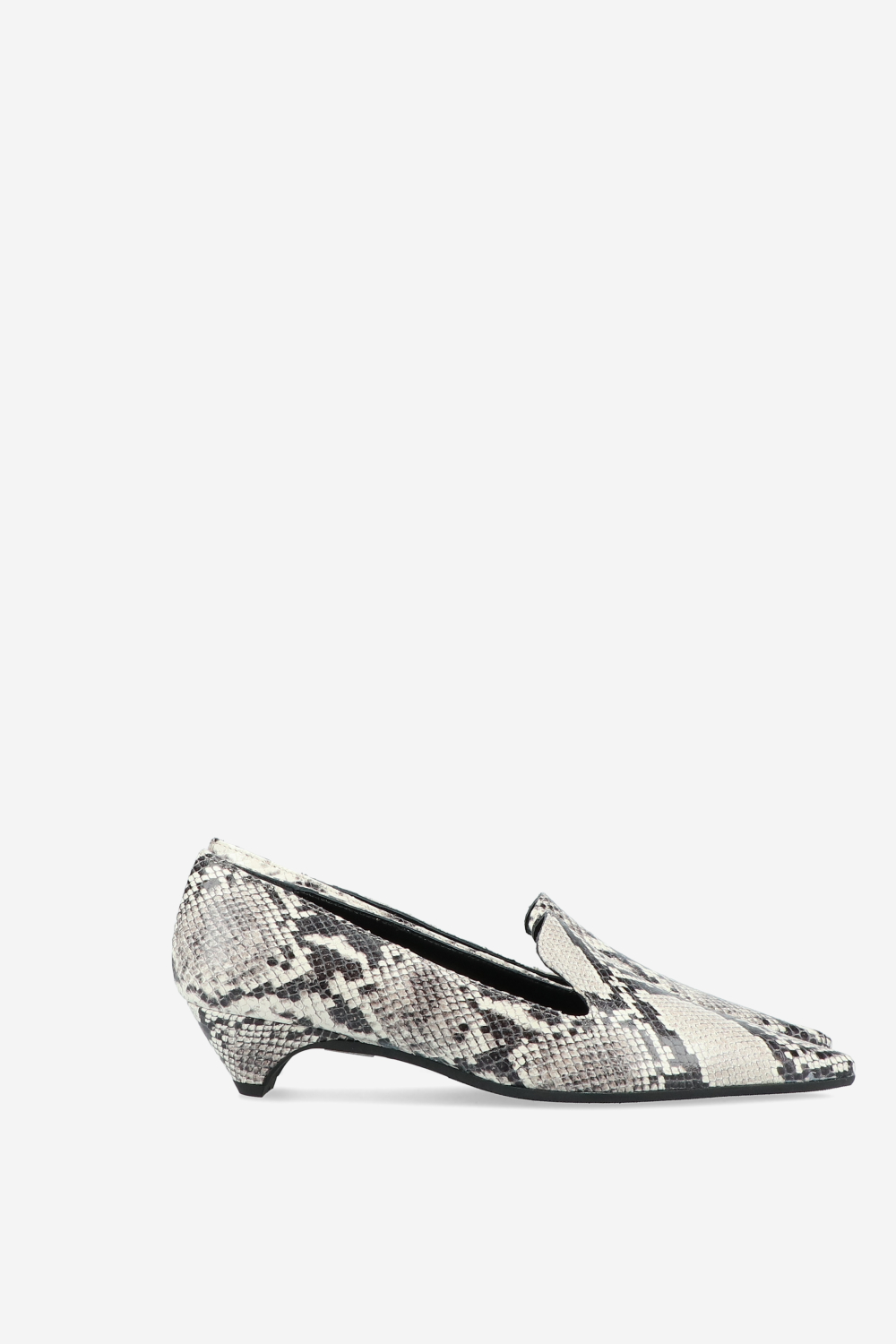 Pointed-toe leather pumps