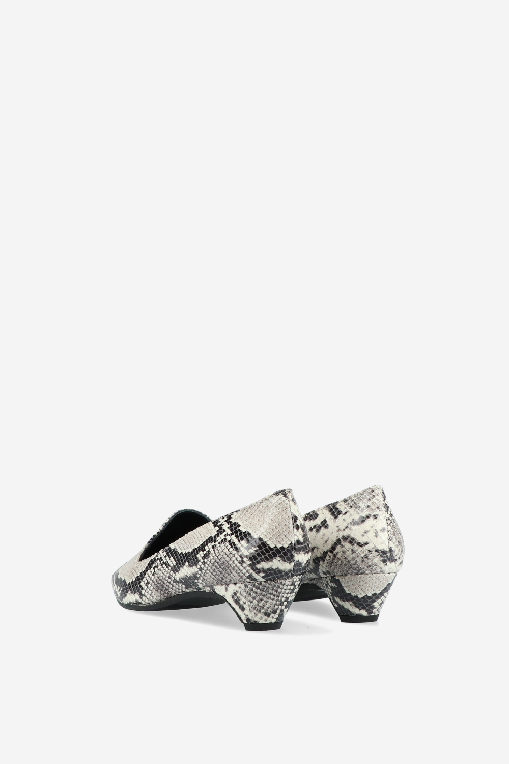 Pointed-toe leather pumps