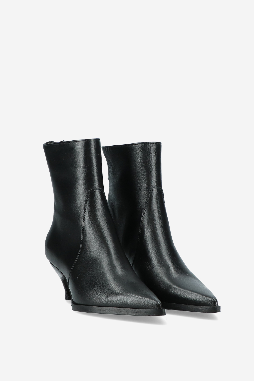 Pointed-toe zipper boots