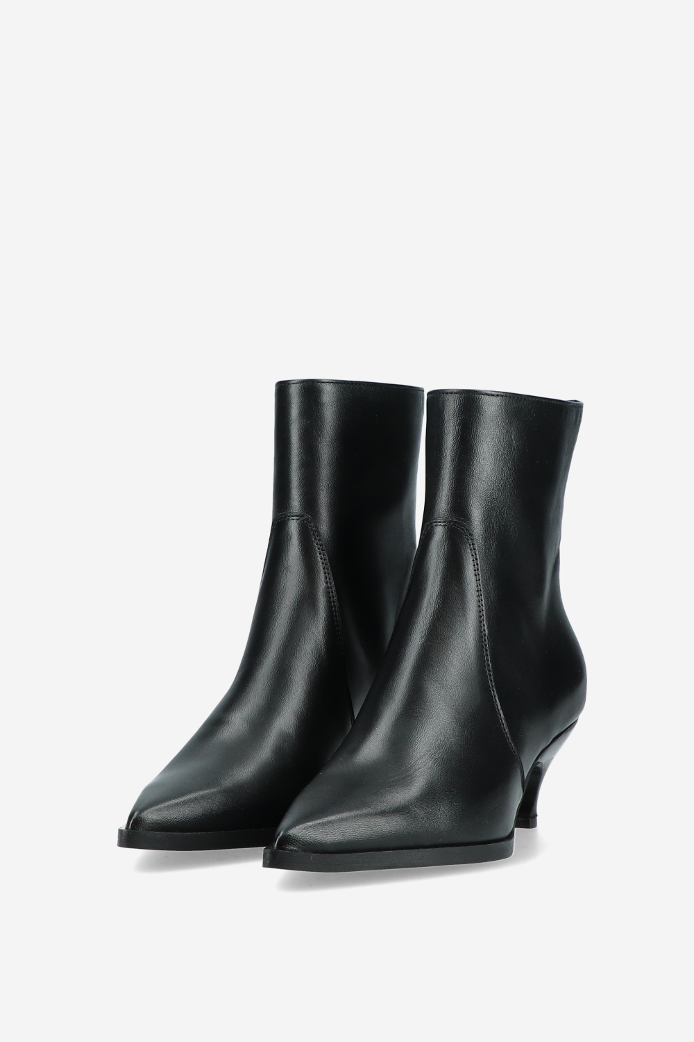Pointed-toe zipper boots