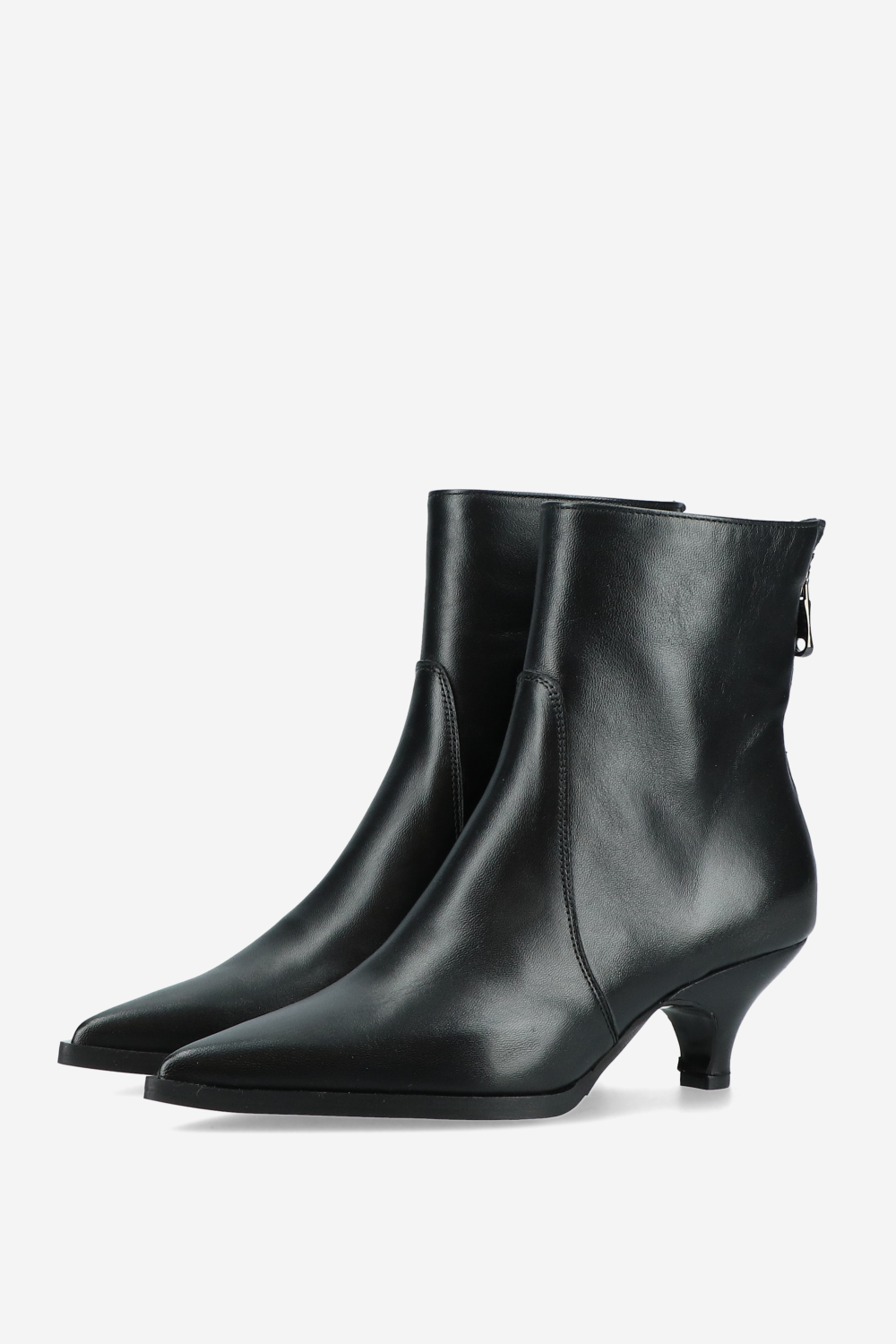 Pointed-toe zipper boots