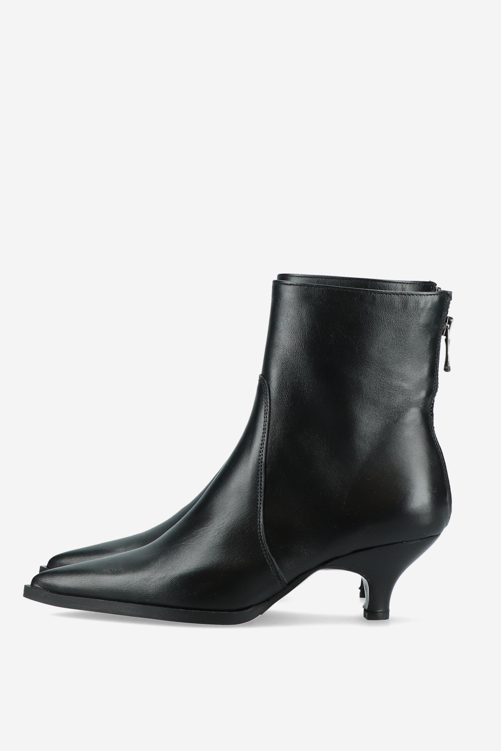 Pointed-toe zipper boots