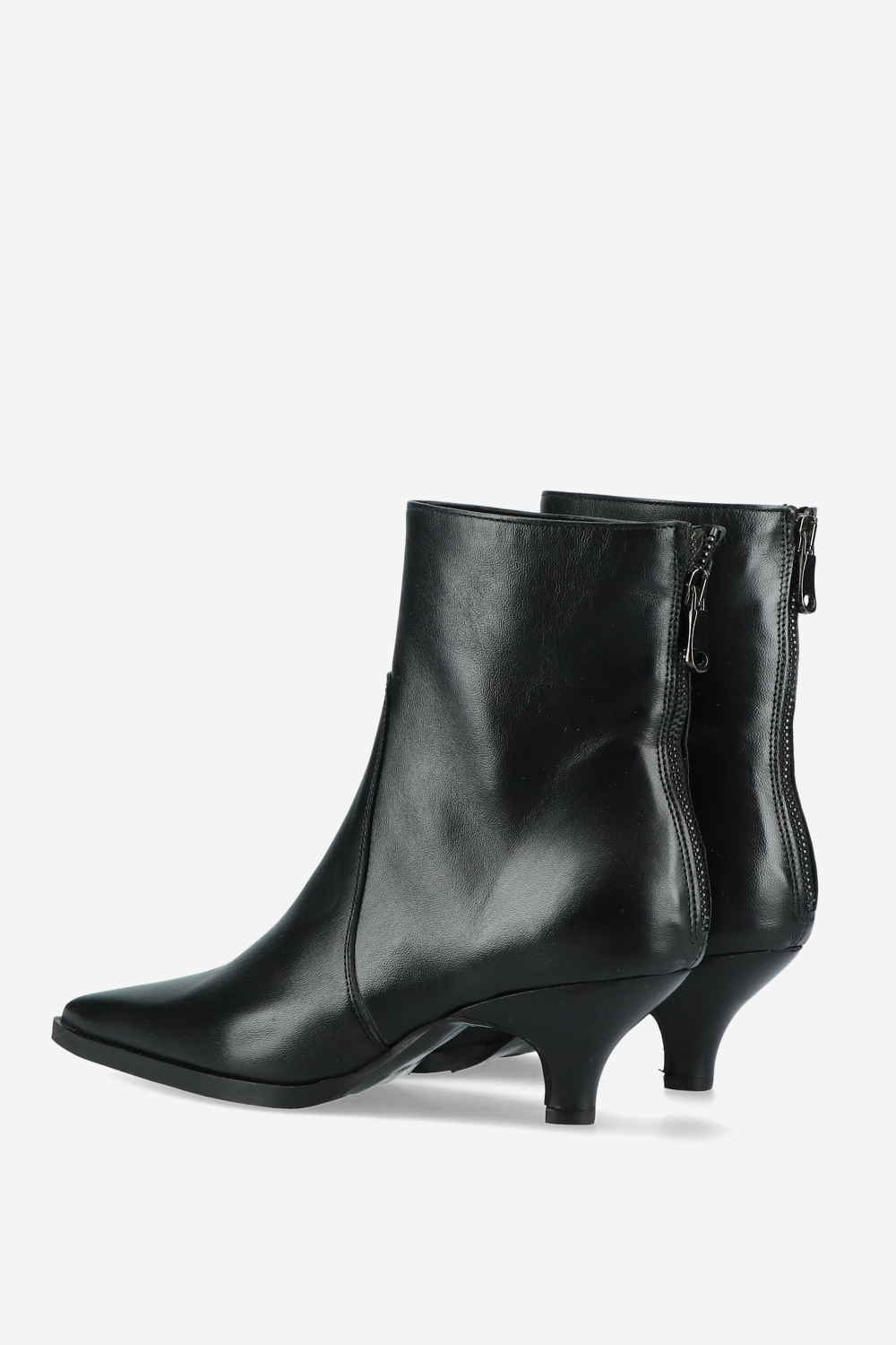 Pointed-toe zipper boots