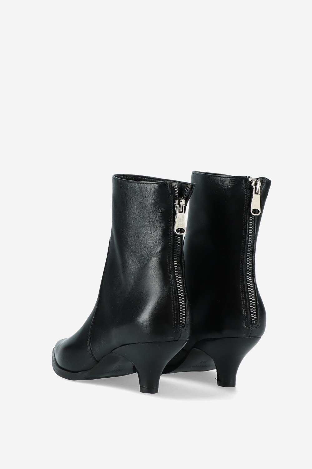 Pointed-toe zipper boots