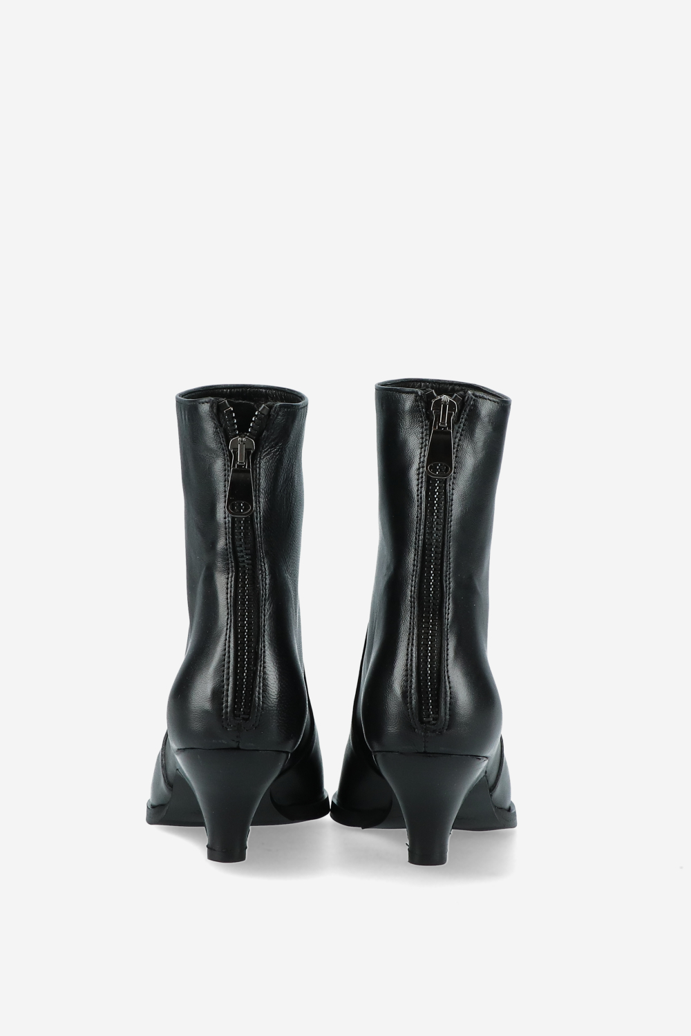 Pointed-toe zipper boots