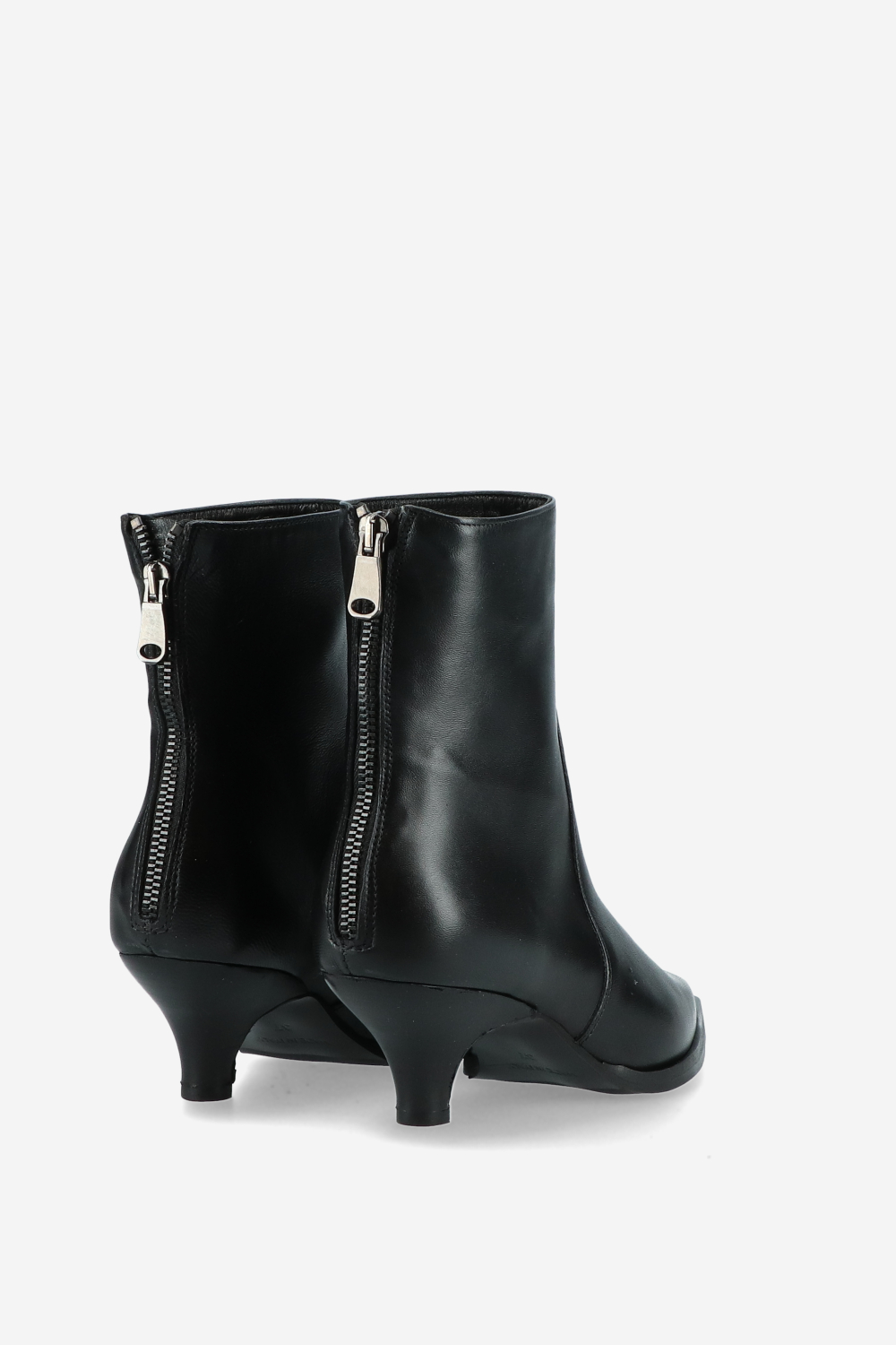 Pointed-toe zipper boots
