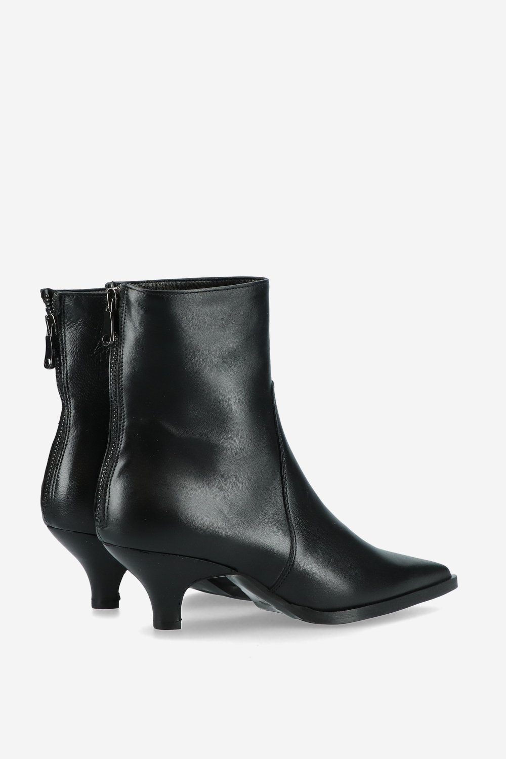 Pointed-toe zipper boots