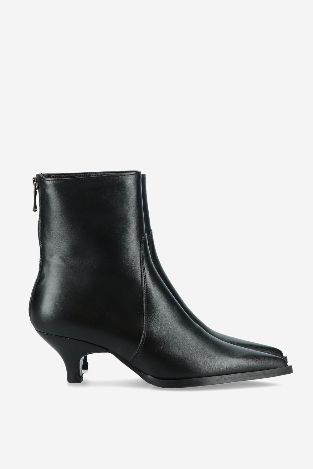 Pointed-toe zipper boots