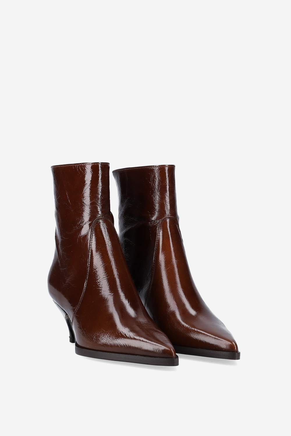 Pointed-toe leather zipper boots