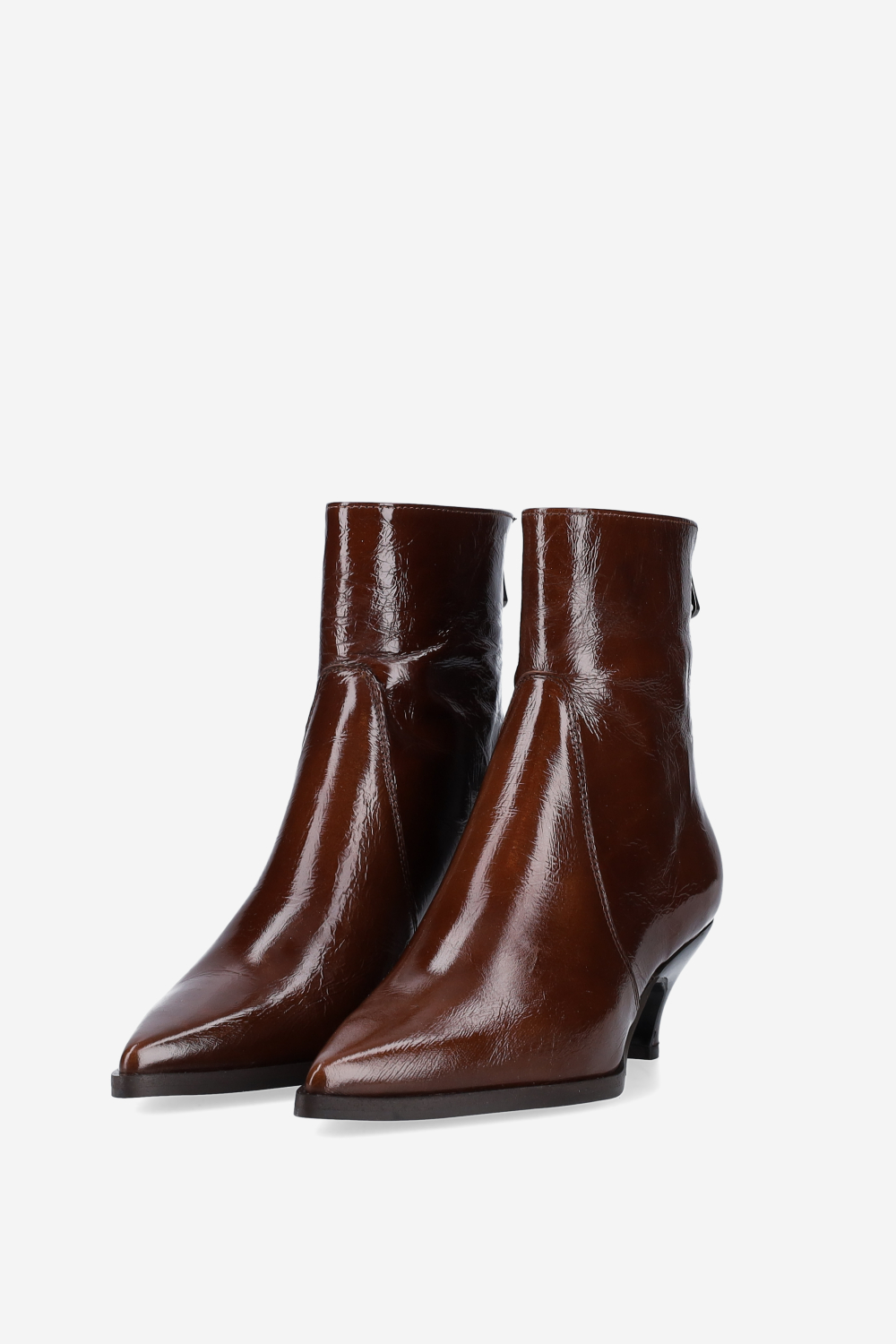 Pointed-toe leather zipper boots