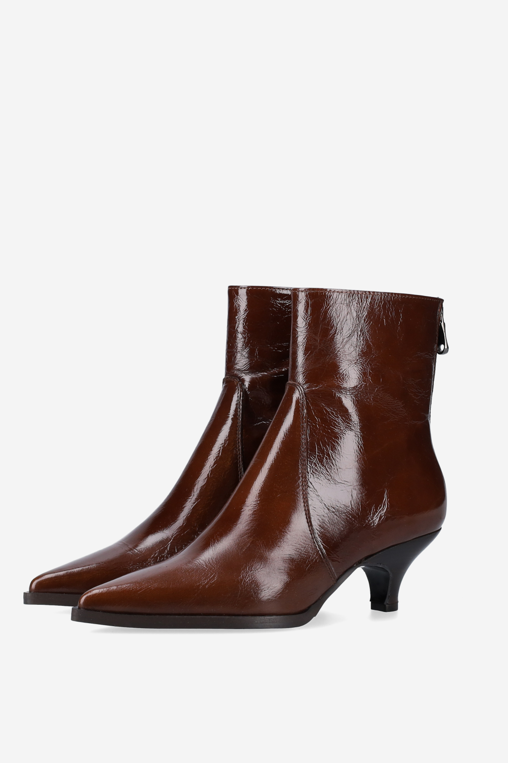 Pointed-toe leather zipper boots