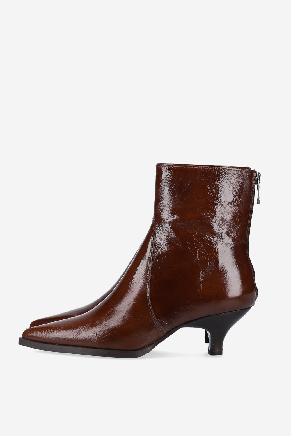 Pointed-toe leather zipper boots