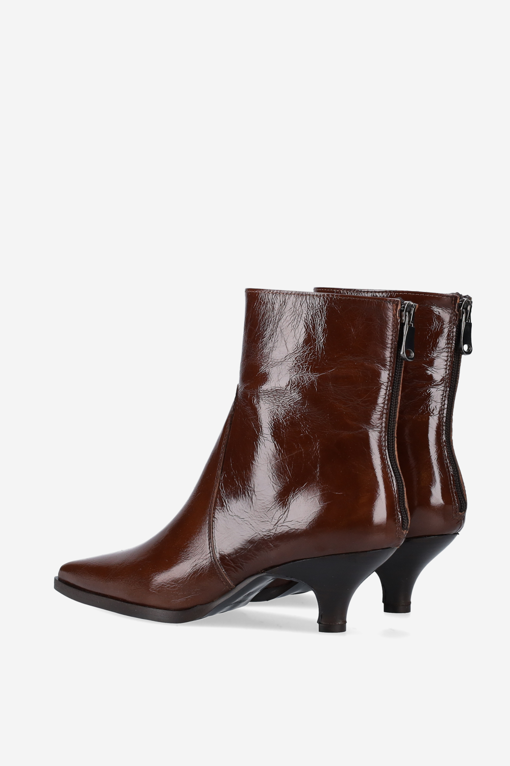 Pointed-toe leather zipper boots