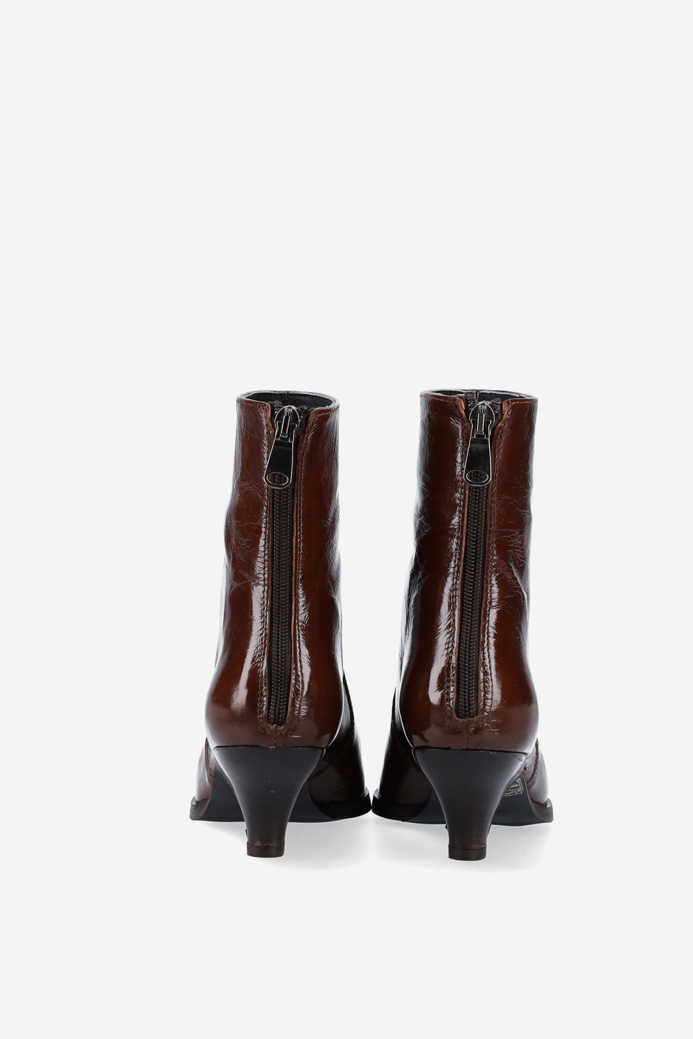 Pointed-toe leather zipper boots