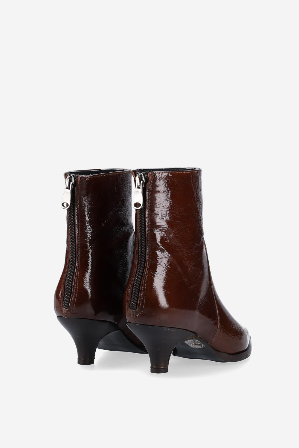 Pointed-toe leather zipper boots