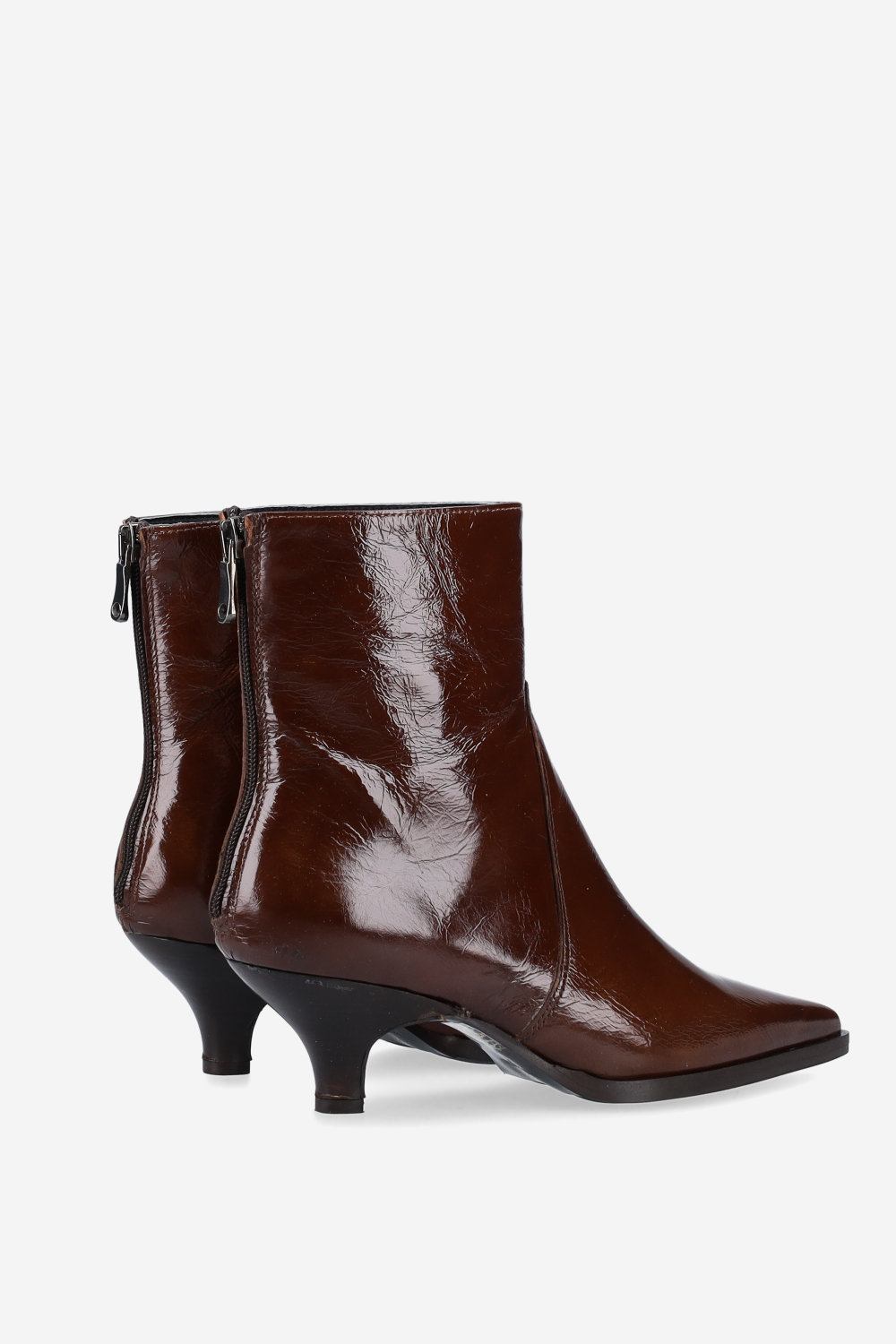 Pointed-toe leather zipper boots