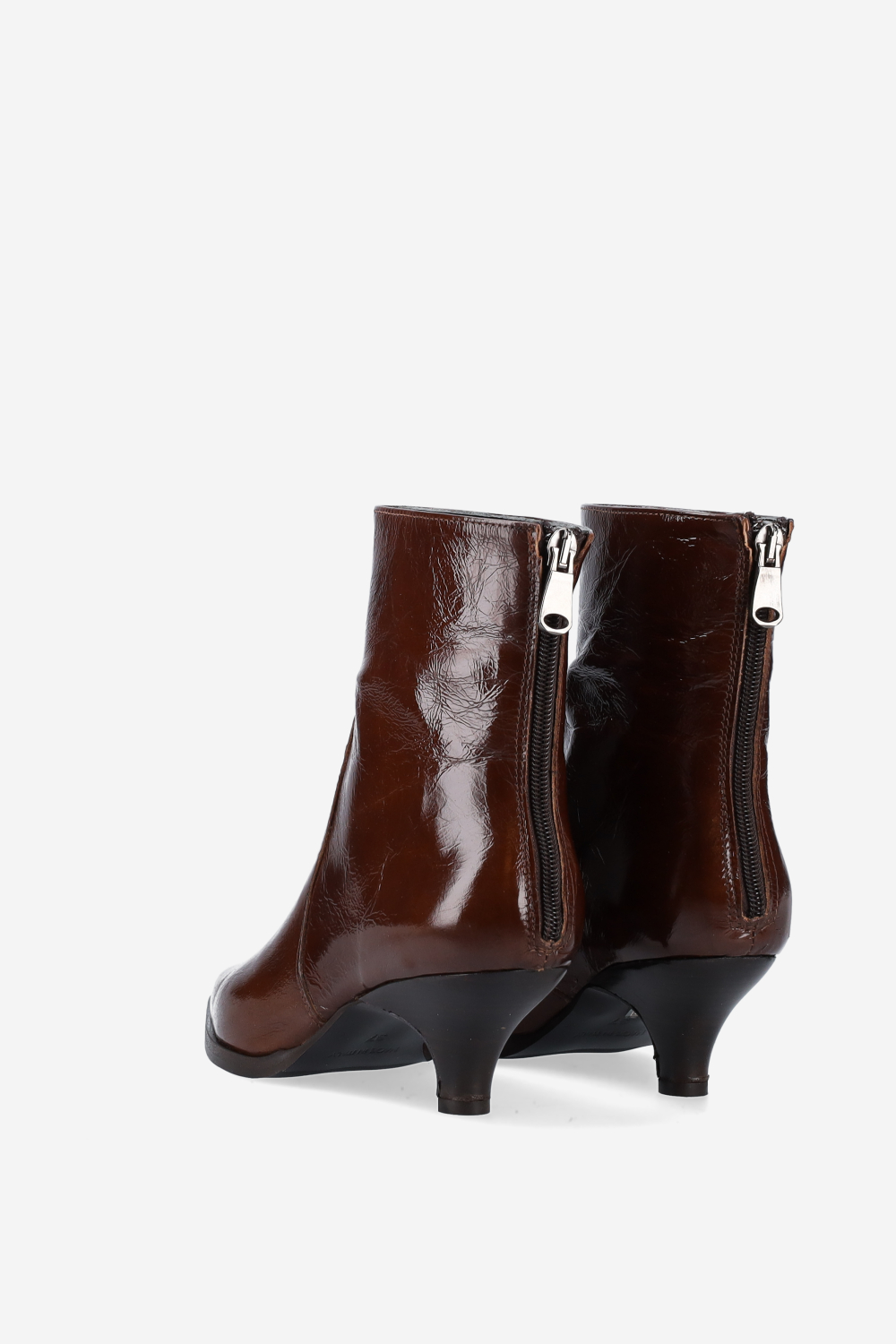 Pointed-toe leather zipper boots