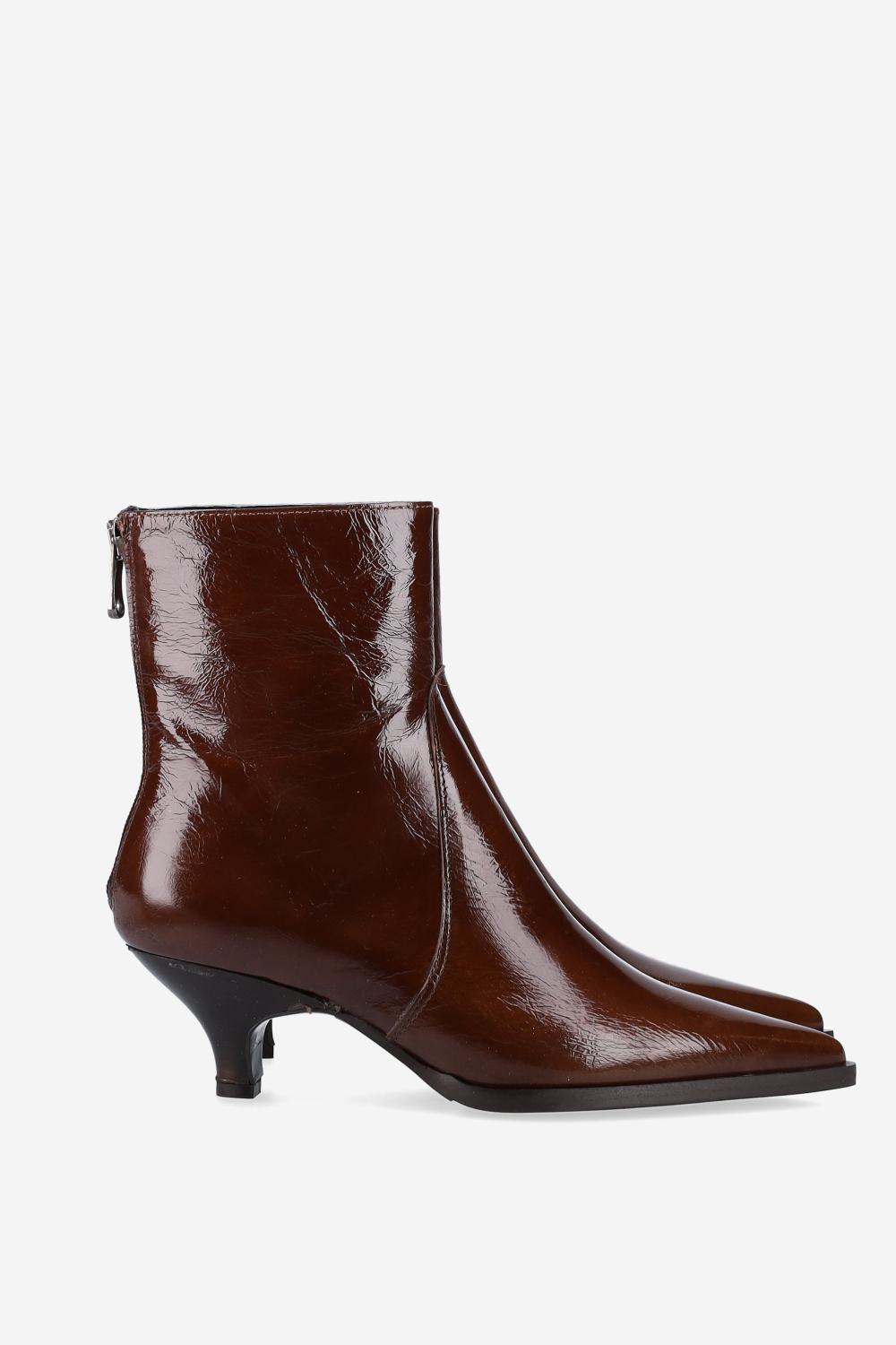 Pointed-toe leather zipper boots