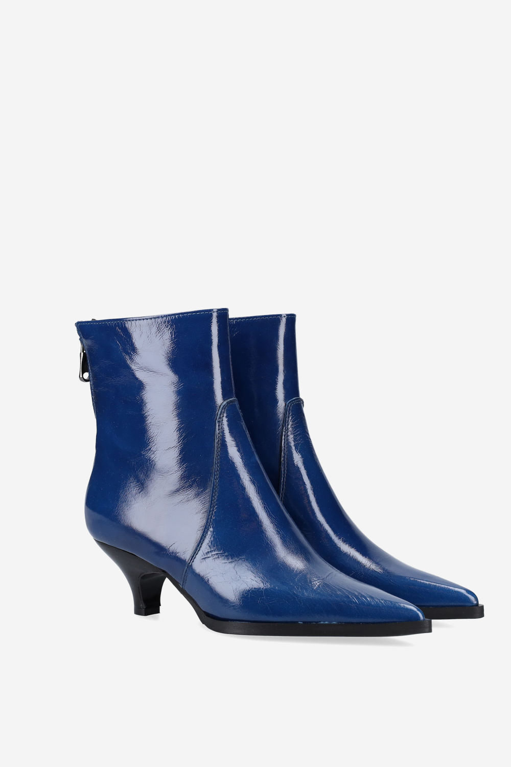 Pointed-toe leather zipper boots