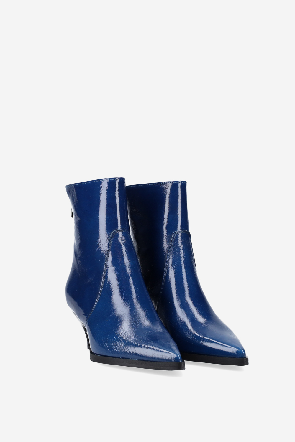 Pointed-toe leather zipper boots